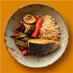Salmón, verduras al wok y arroz integral