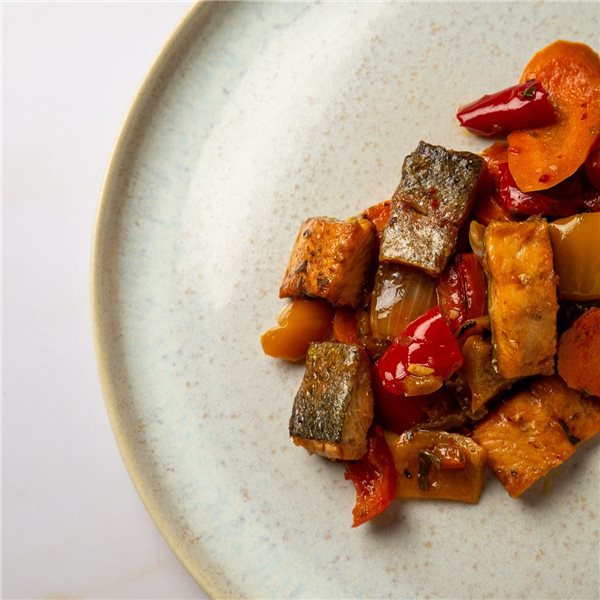 Salteado de verduras con salmón-detalle