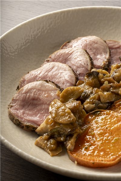 Solomillo cerdo, ragout de setas, patata y boniato asados-detalle