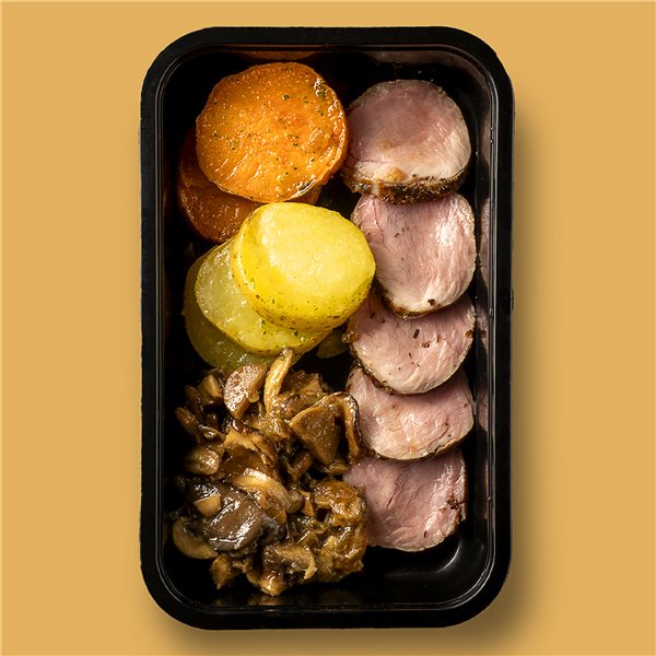 Solomillo cerdo, ragout de setas, patata y boniato asados-lateral