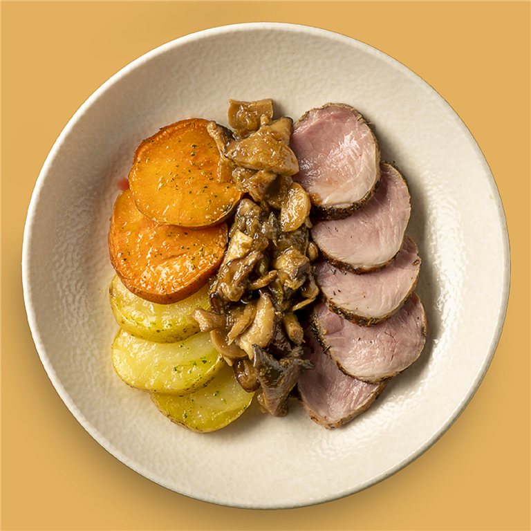 Solomillo cerdo, ragout de setas, patata y boniato asados