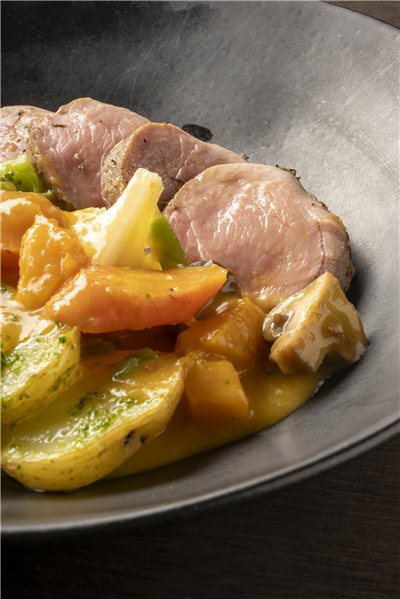 Solomillo de cerdo asado, patatas al horno y salsa de verduras-detalle