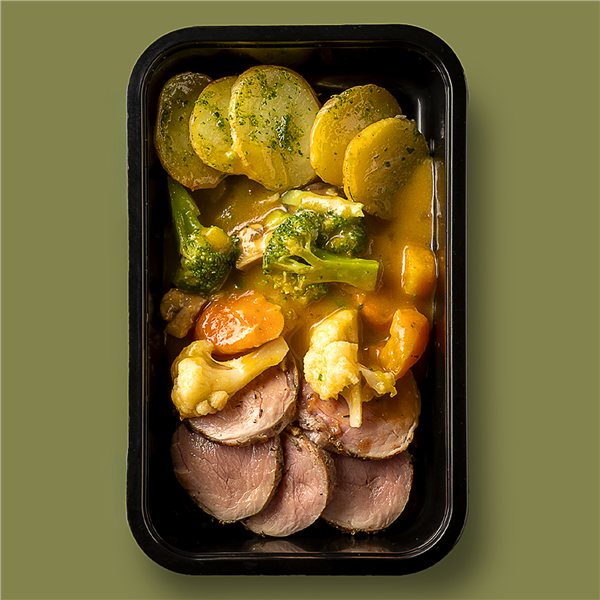 Solomillo de cerdo asado, patatas al horno y salsa de verduras-lateral