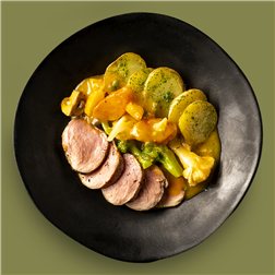 Solomillo de cerdo asado, patatas al horno y salsa de verduras
