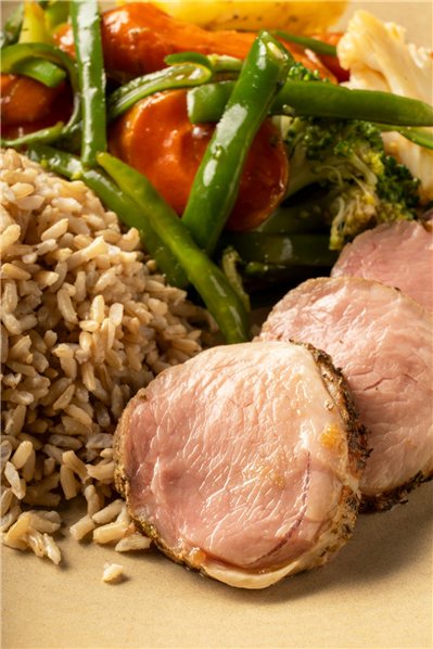 Solomillo de cerdo asado, verduras salteadas y arroz integral-detalle
