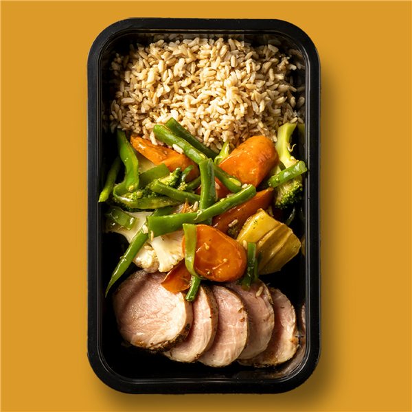 Solomillo de cerdo asado, verduras salteadas y arroz integral-lateral