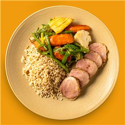 Solomillo de cerdo asado, verduras salteadas y arroz integral
