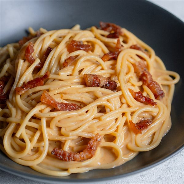 Spaghettis cacio e pepe con guanciale-detalle