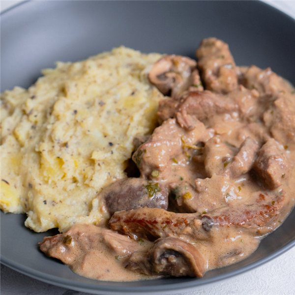 Strogonoff de ternera con puré trufado-detalle