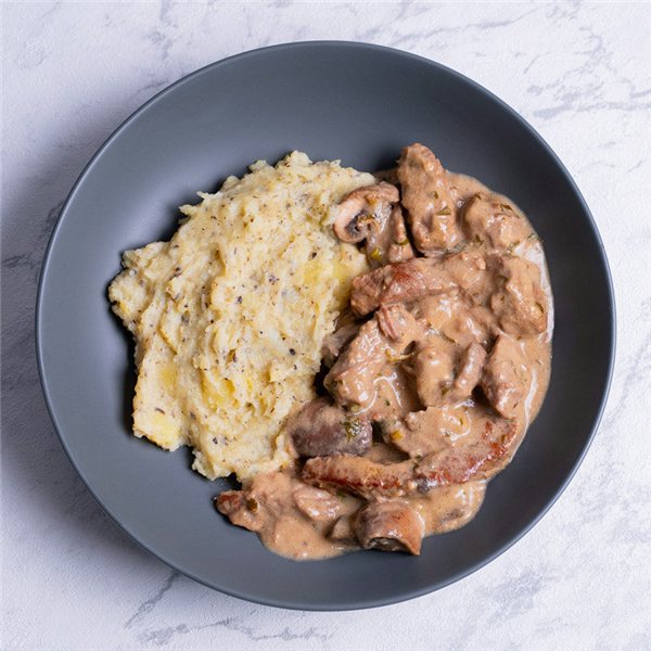 Strogonoff de ternera con puré trufado-lateral
