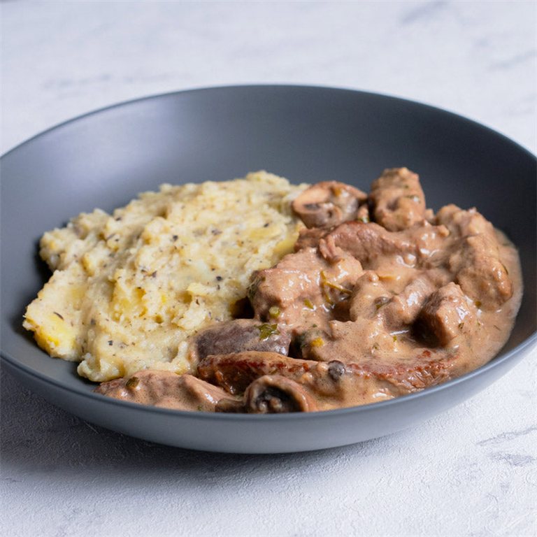 Strogonoff de ternera con puré trufado