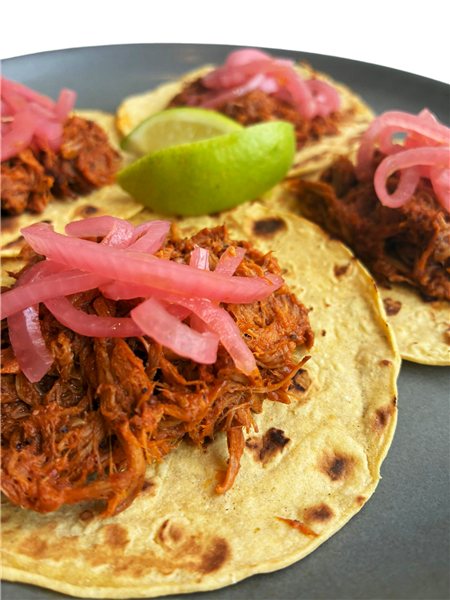 Tacos de cochinita pibil (guiso, tortillas, cebolla encurtida)-detalle