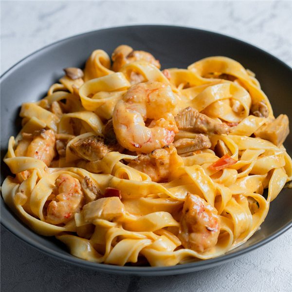Tagliatelle con salsa de setas y gambas-detalle