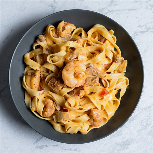 Tagliatelle con salsa de setas y gambas-lateral