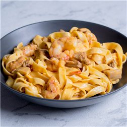Tagliatelle con salsa de setas y gambas