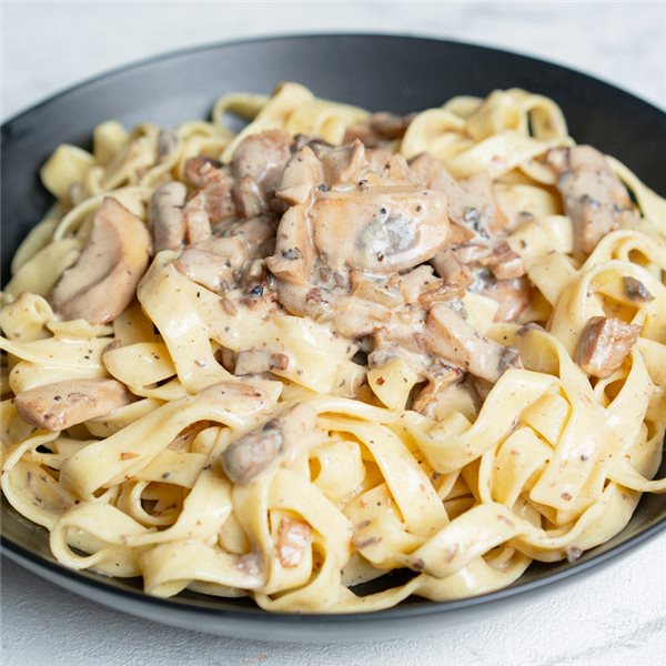 Tagliatelle con salsa al funghi trufada-detalle