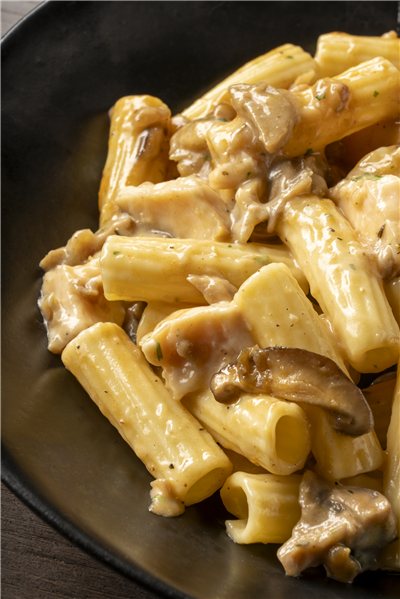 Tortiglioni con setas de temporada, pollo marinado y parmesano-detalle