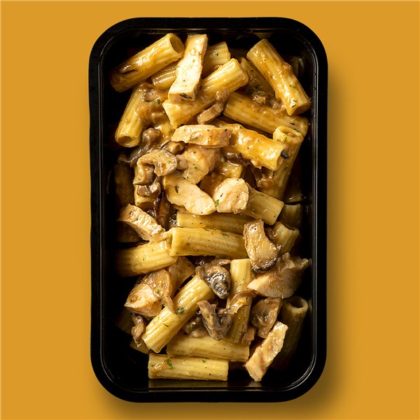 Tortiglioni con setas de temporada, pollo marinado y parmesano-lateral