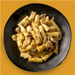 Tortiglioni con setas de temporada, pollo marinado y parmesano
