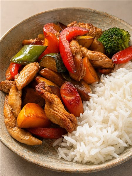 Wok de pavo con verduras ecológicas y arroz-lateral