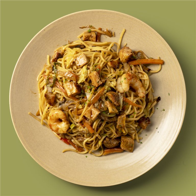 Yakisoba de verduras, pollo marinado y gambas