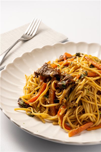 Yakisoba de verduras y abanico ibérico-detalle