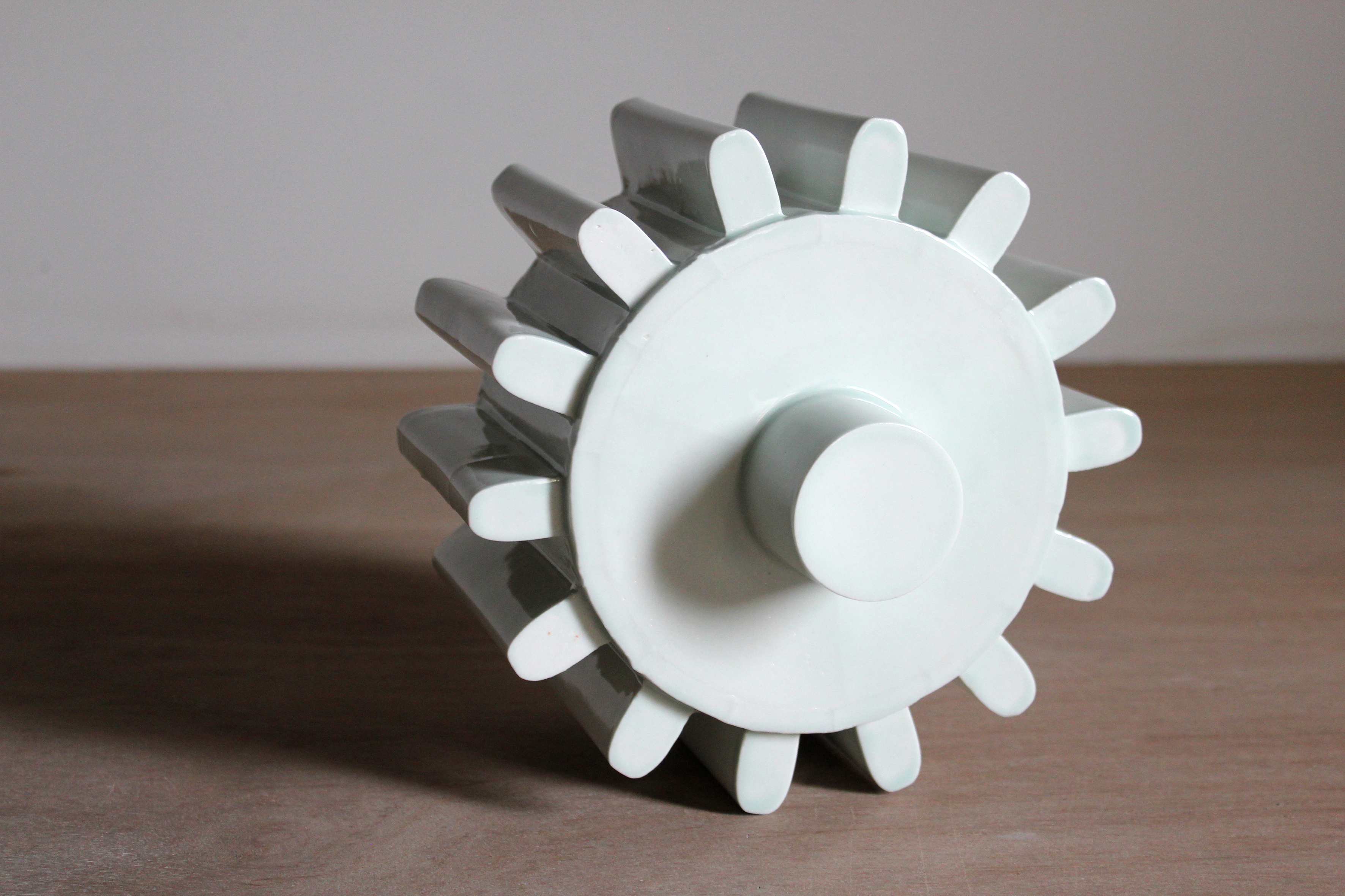 Porcelain cog