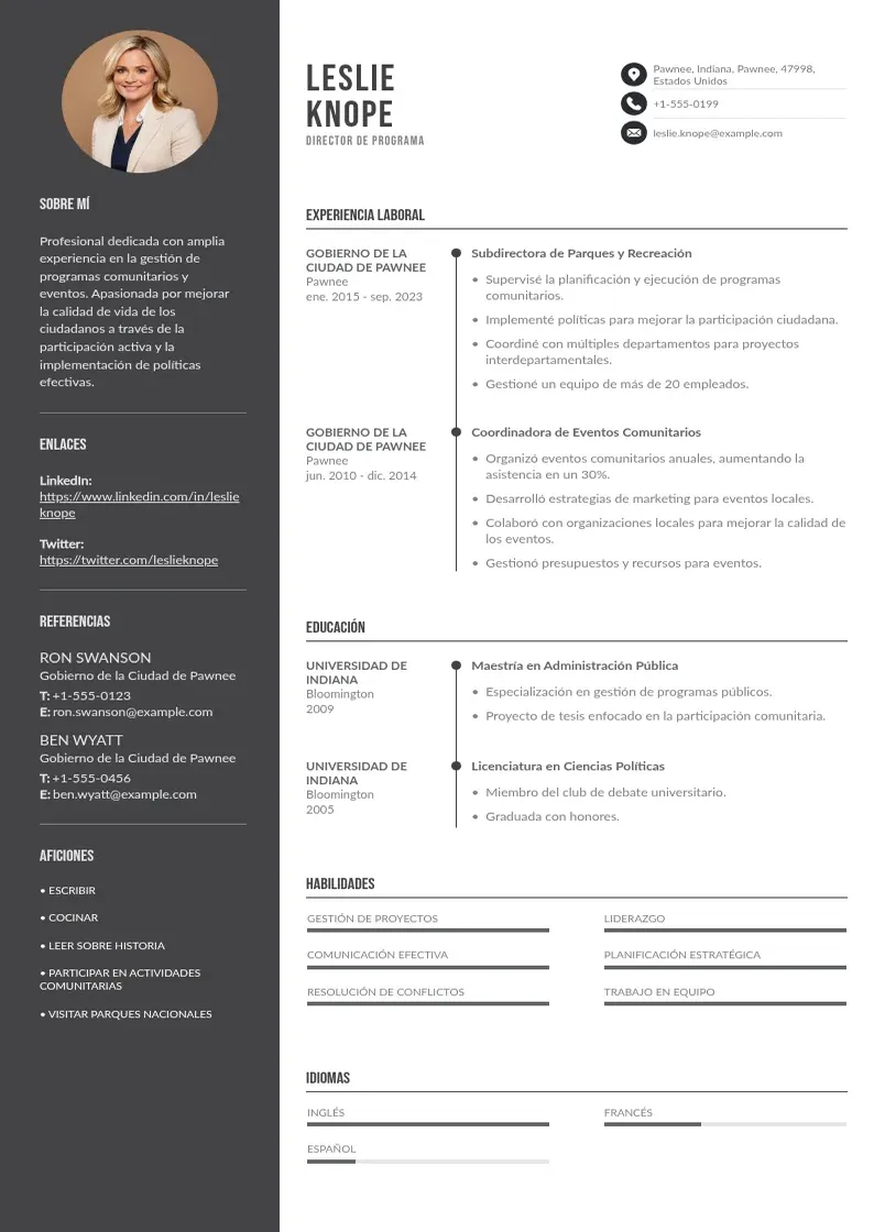 two column director-de-programa resume example