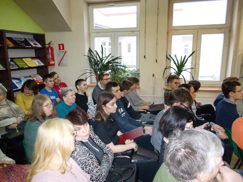 Uczniowie Z Klasy 3d Usiedli Na 4 Lawkach Uczniowie klasy 3d gimnazjalnej na spotkaniu poświęconym historii