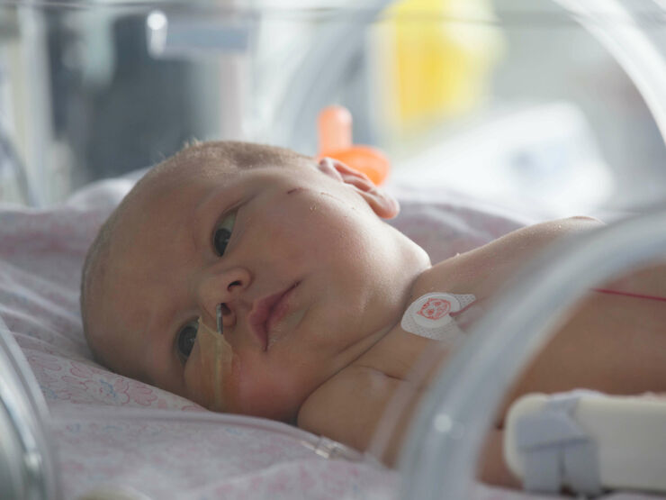 Baby born at term in incubator with his head to the side