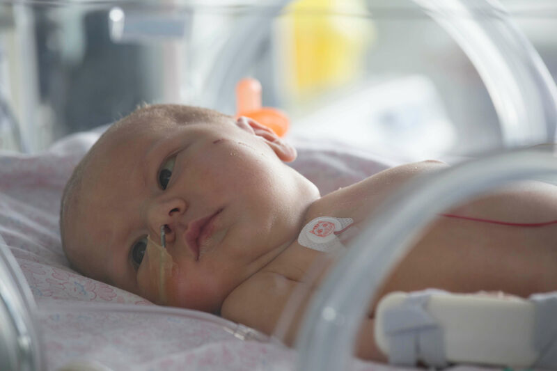 Baby born at term in incubator with his head to the side