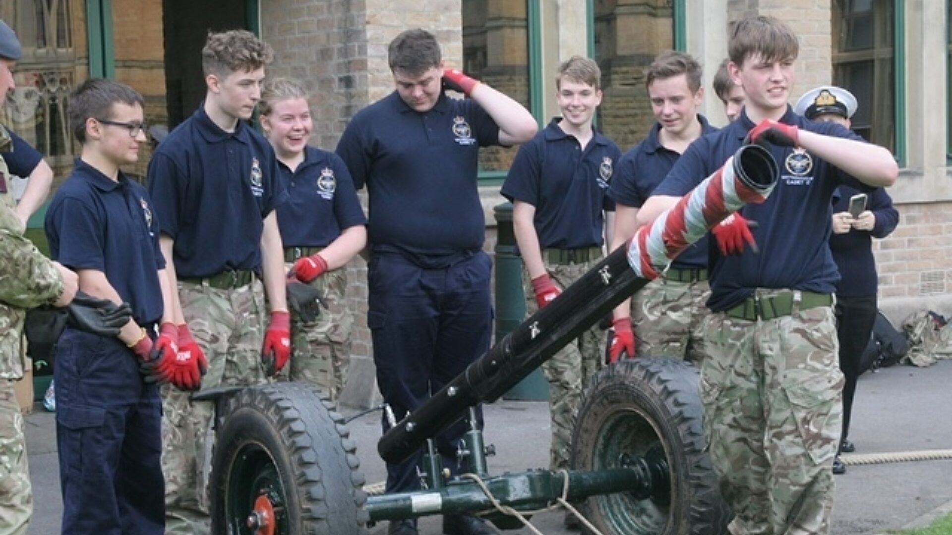 Sea cadets with the gun small 1