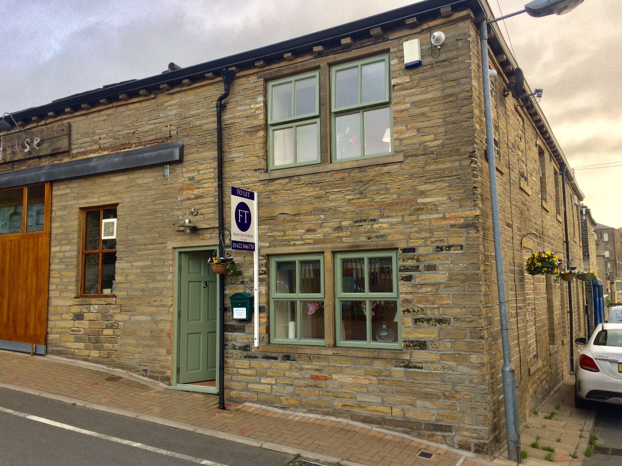 2 bedroom end terraced house Let Agreed in Sowerby Bridge - Photograph 1