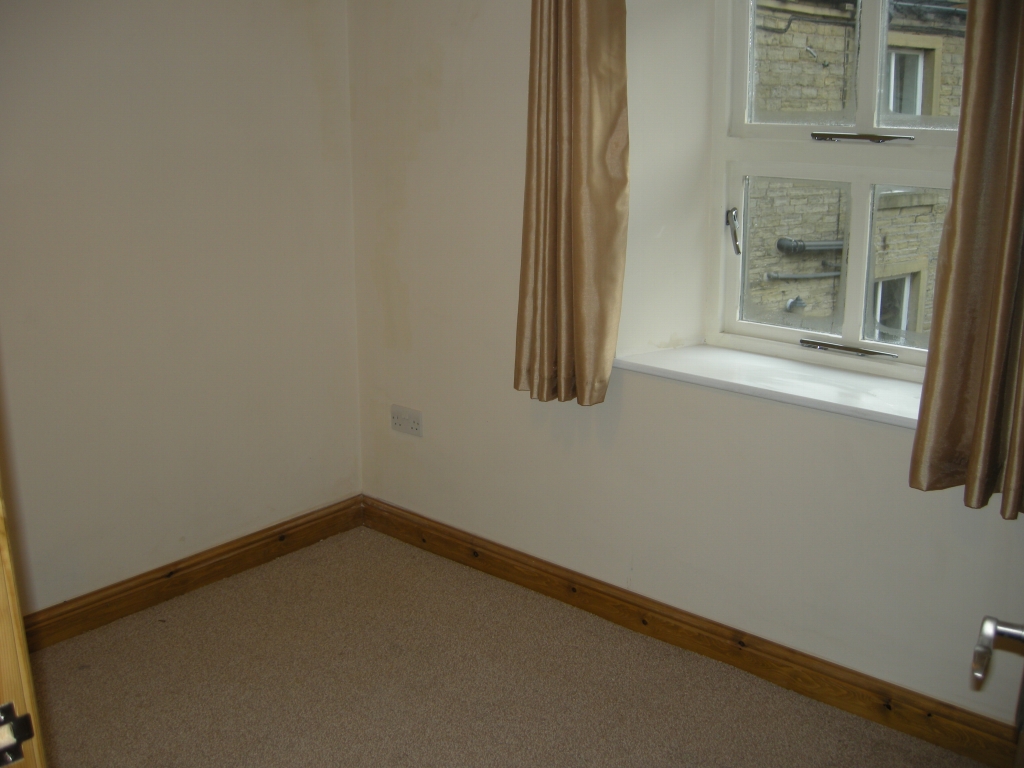2 bedroom end terraced house Let Agreed in Sowerby Bridge - Photograph 10