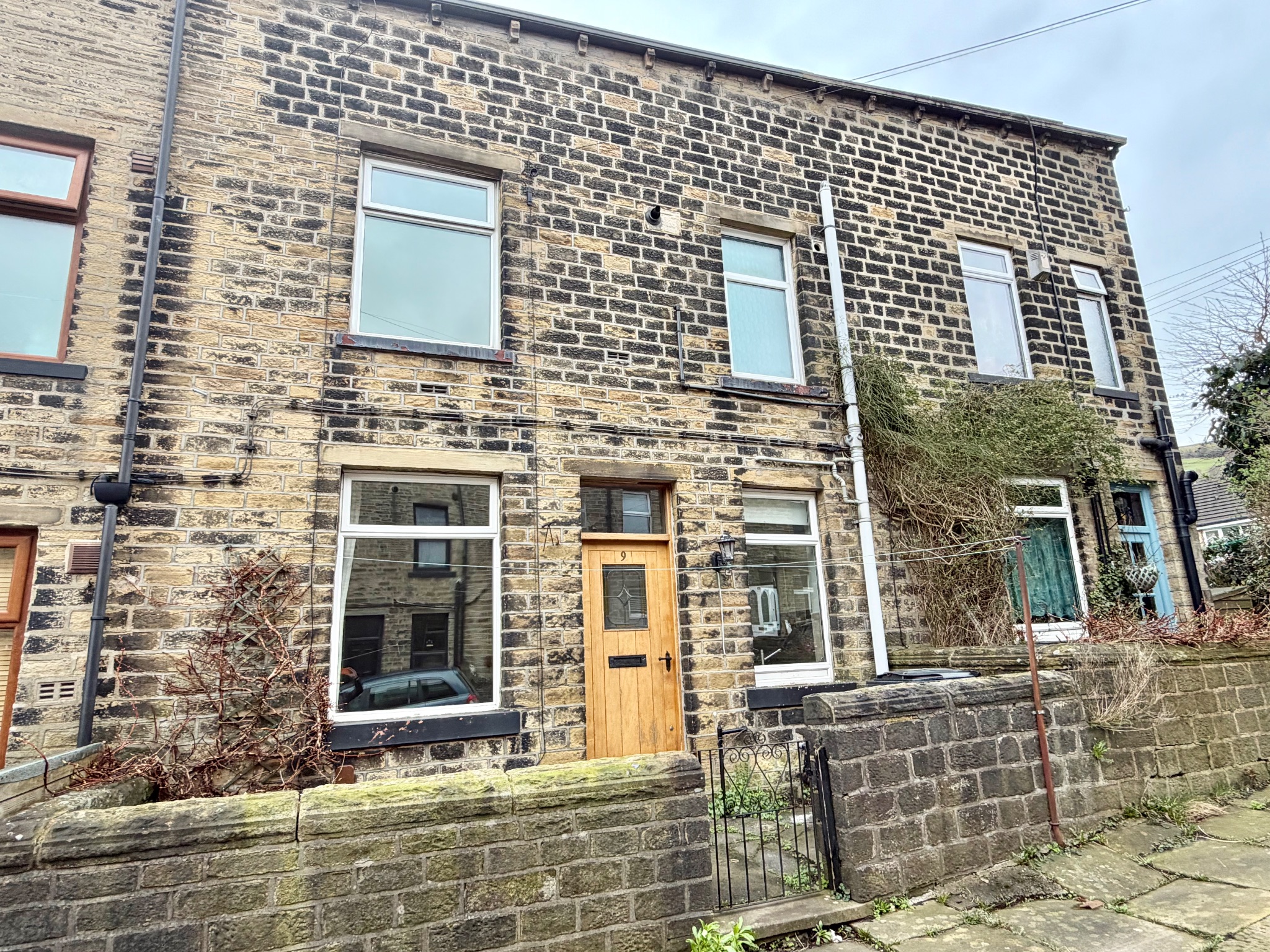 3 bedroom mid terraced house To Let in Mytholmroyd - Property photograph.