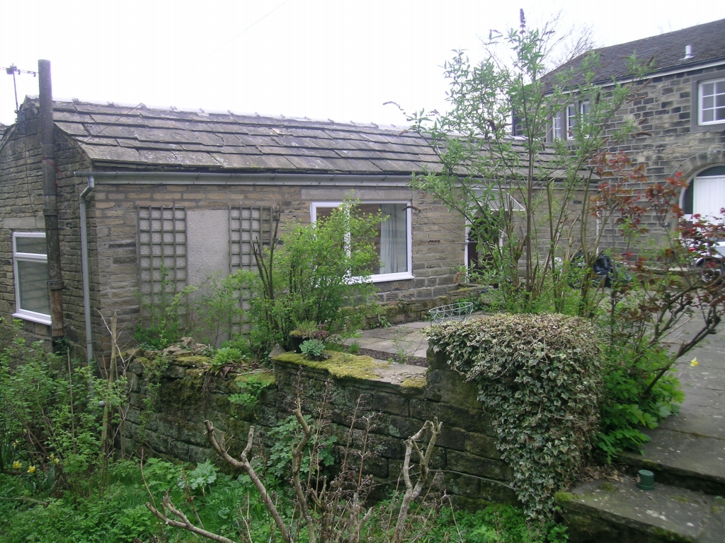2 bedroom detached bungalow To Let in Hebden Bridge - Property photograph.