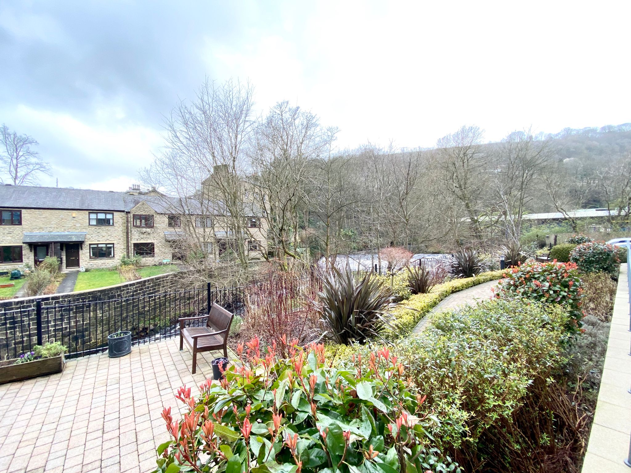 2 bedroom ground floor flat/apartment Let Agreed in Hebden Bridge - Communal Patio