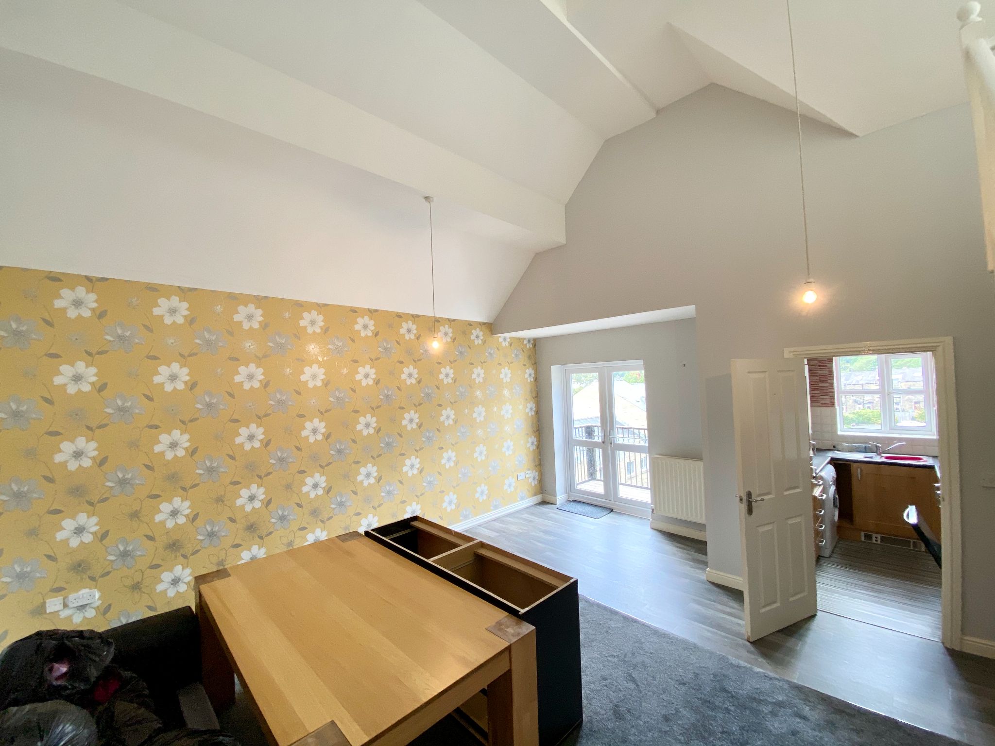 3 bedroom penthouse flat/apartment Let Agreed in Mytholmroyd - Living Space