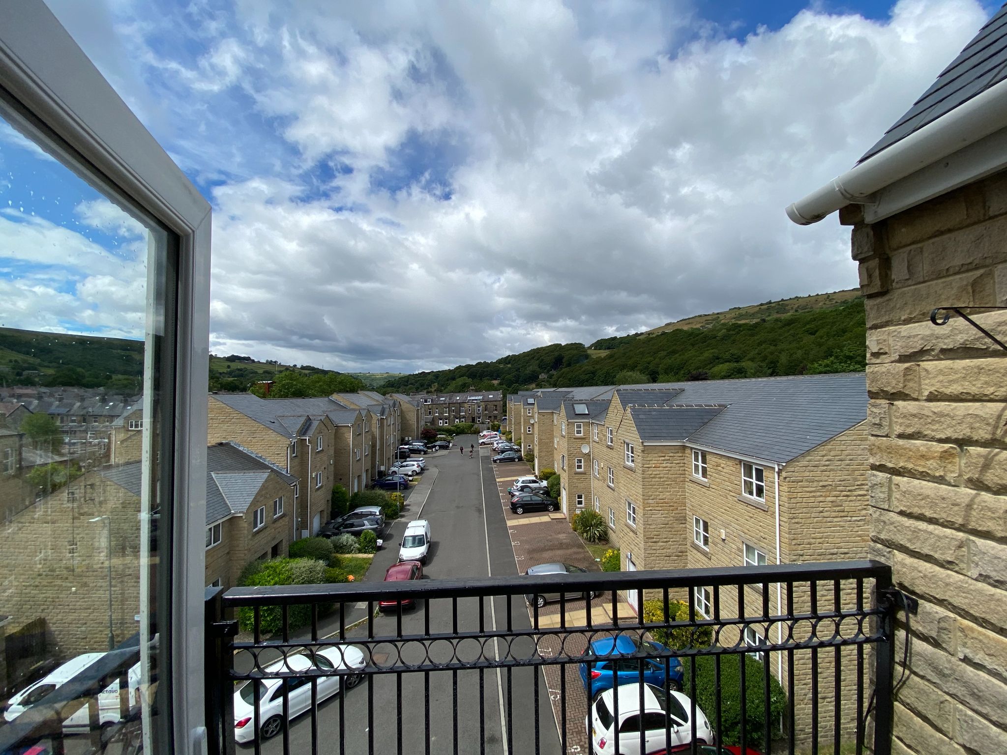 3 bedroom penthouse flat/apartment Let Agreed in Mytholmroyd - Balcony with views