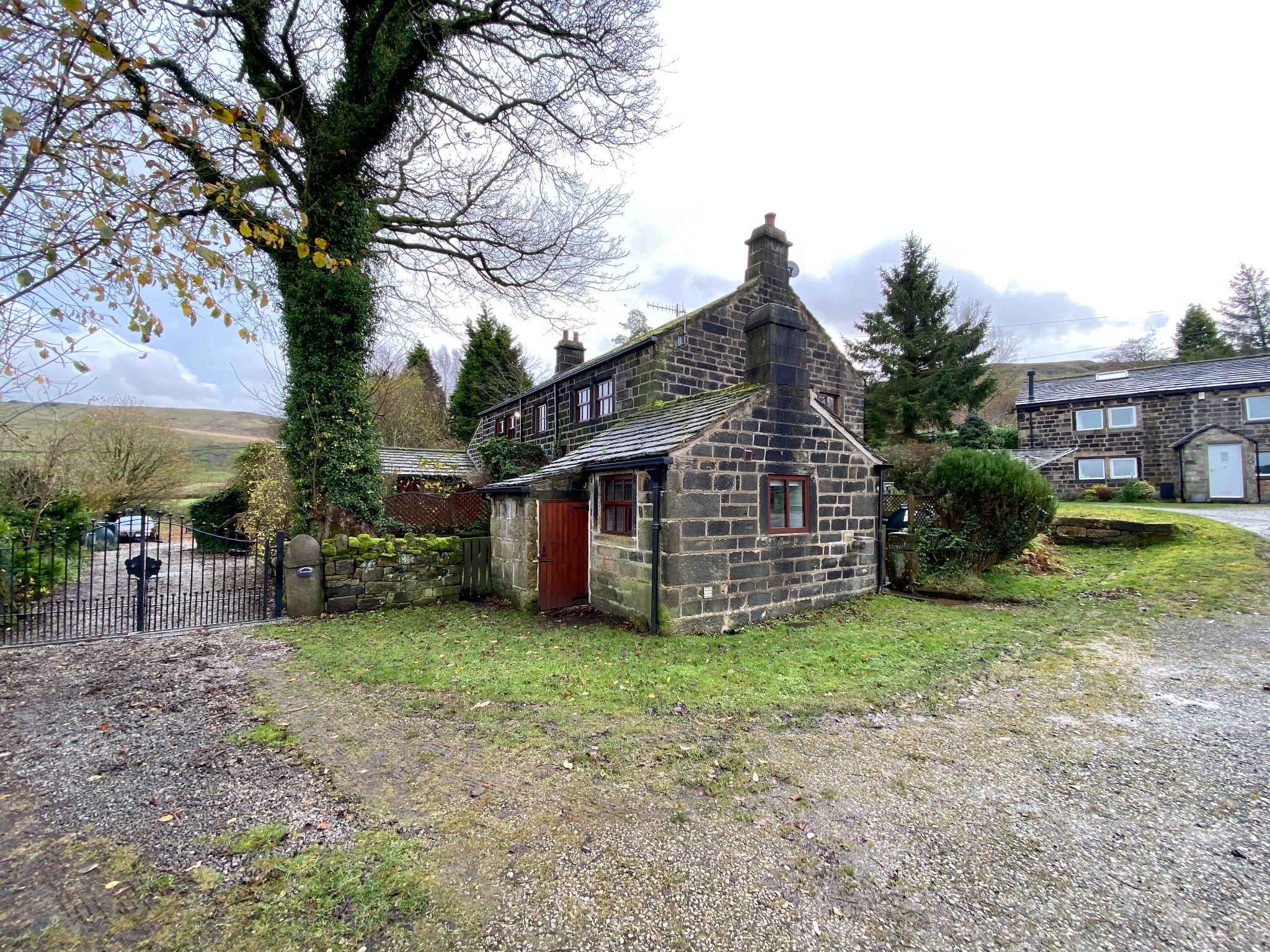 2 bedroom cottage house Let Agreed in Todmorden - Photograph 1