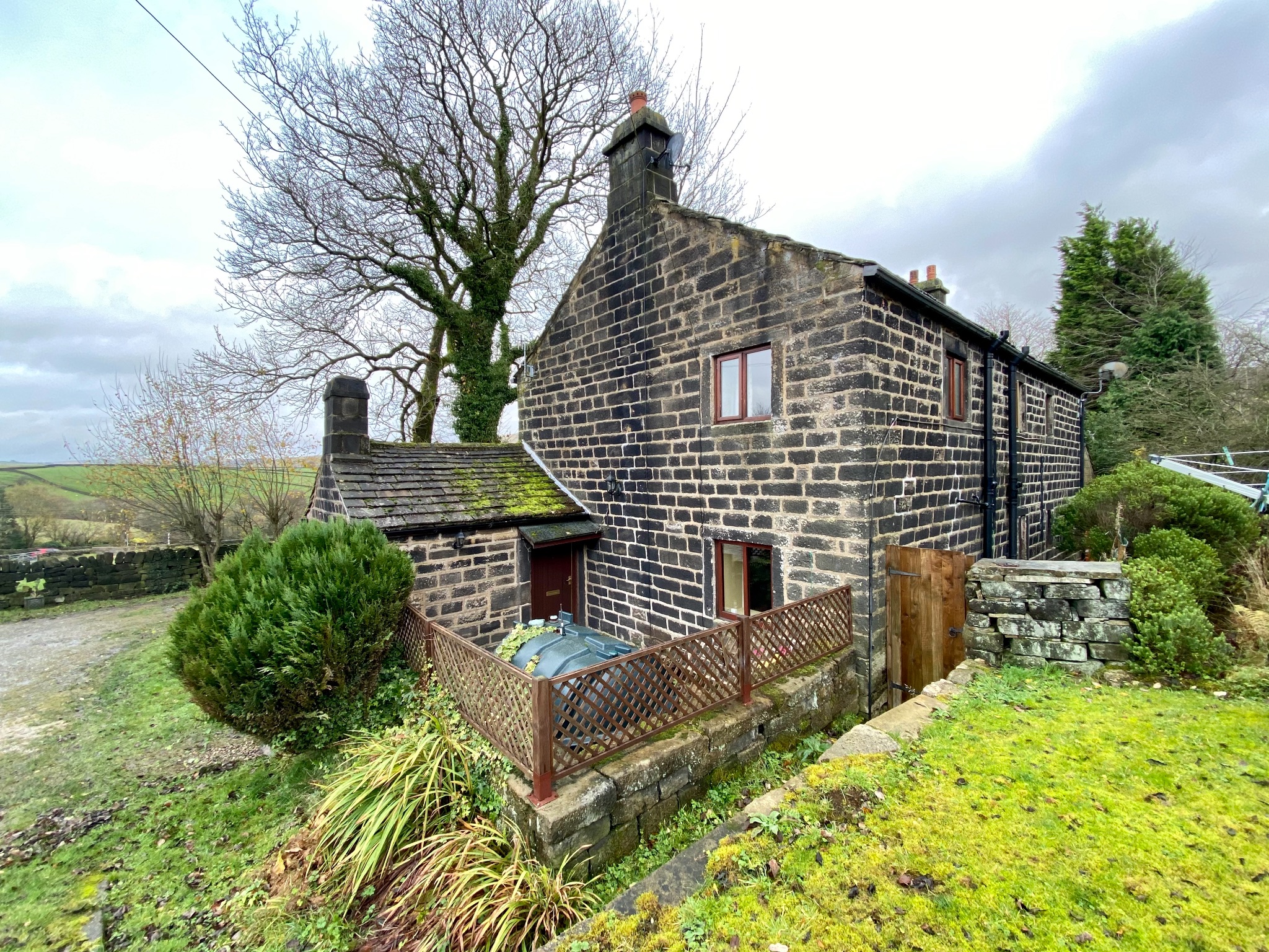 2 bedroom cottage house Let Agreed in Todmorden - Photograph 3