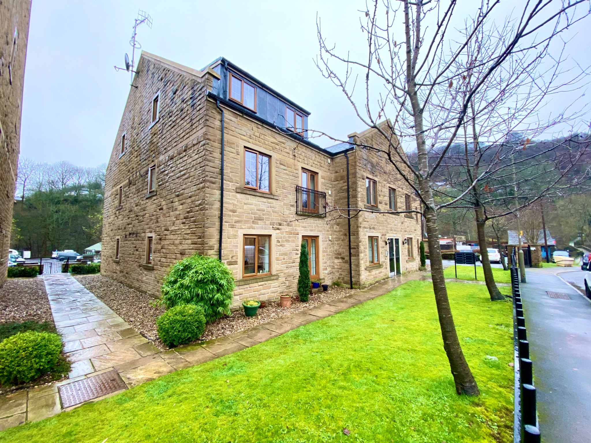2 bedroom ground floor flat/apartment To Let in Hebden Bridge - Photograph 1