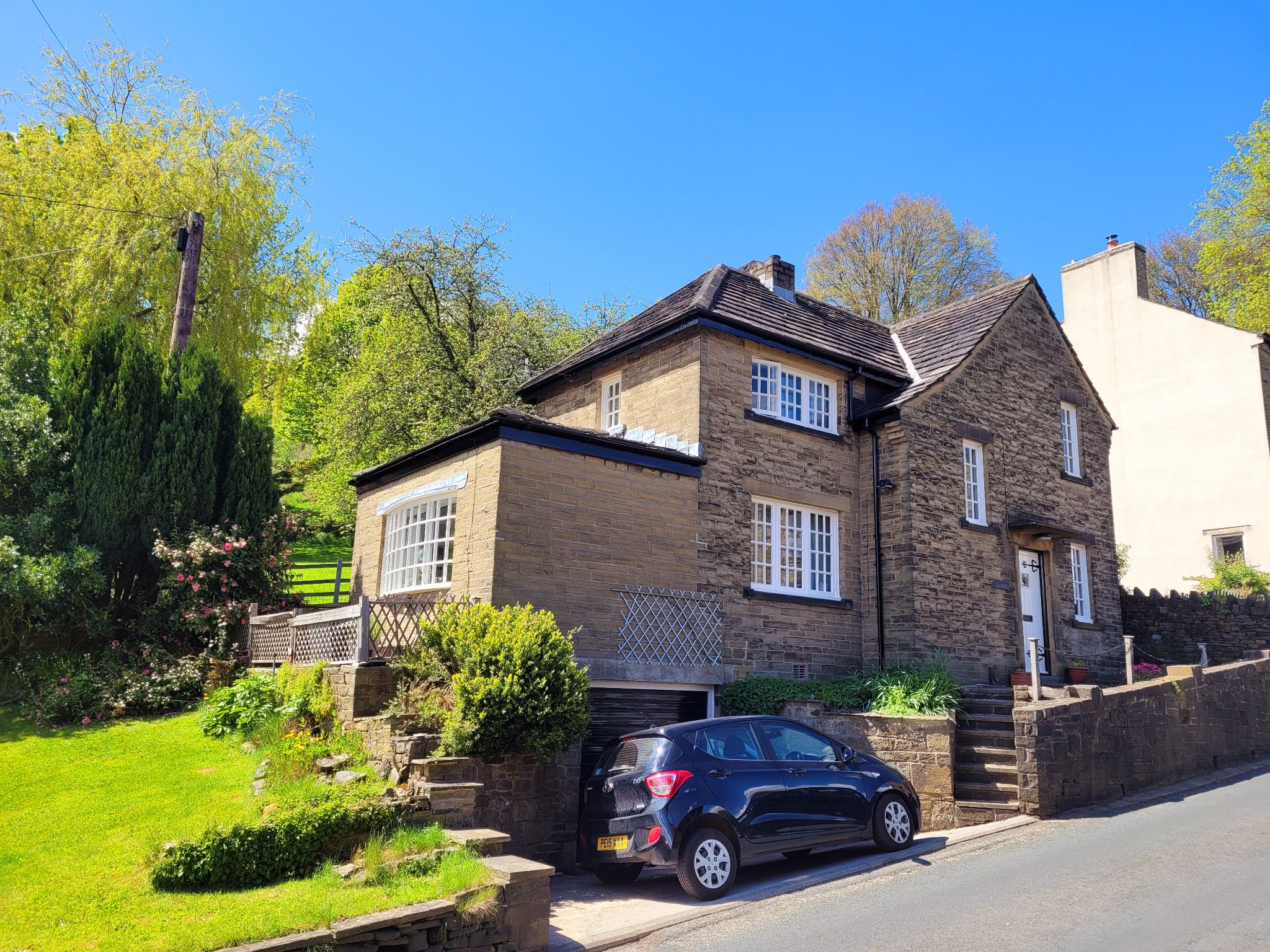 2 bedroom detached house For Sale in Halifax - Photograph 5