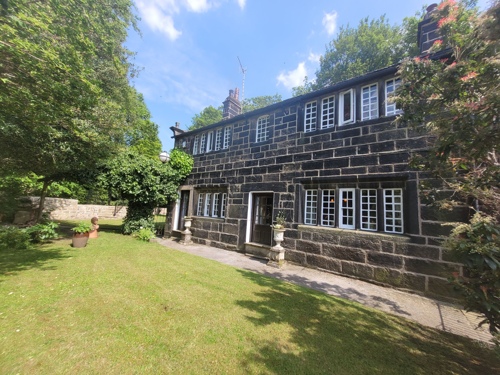 3 bedroom cottage house For Sale in Hebden Bridge - Photograph 1