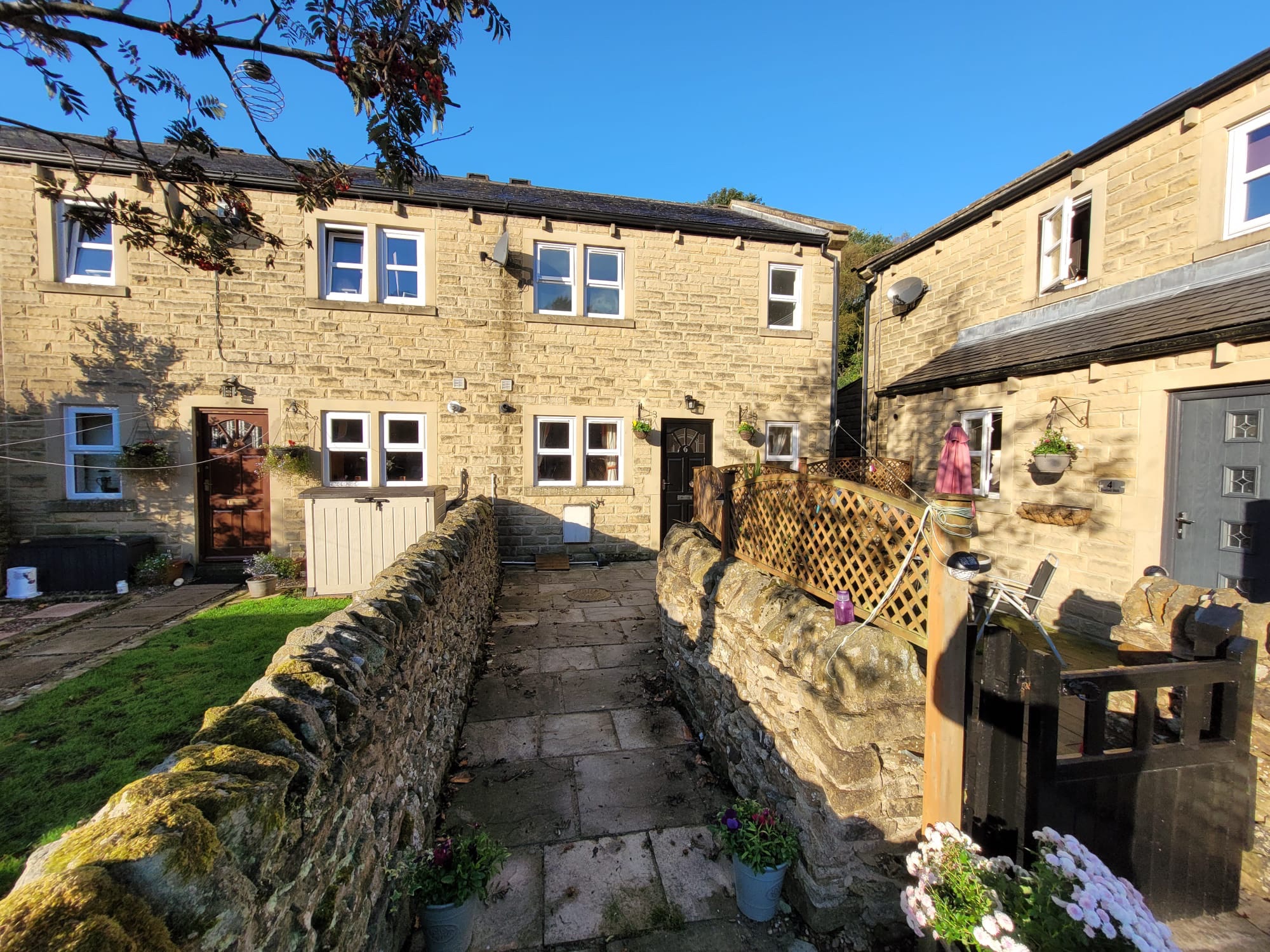 3 bedroom semi-detached house Let Agreed in Luddenden - Photograph 27