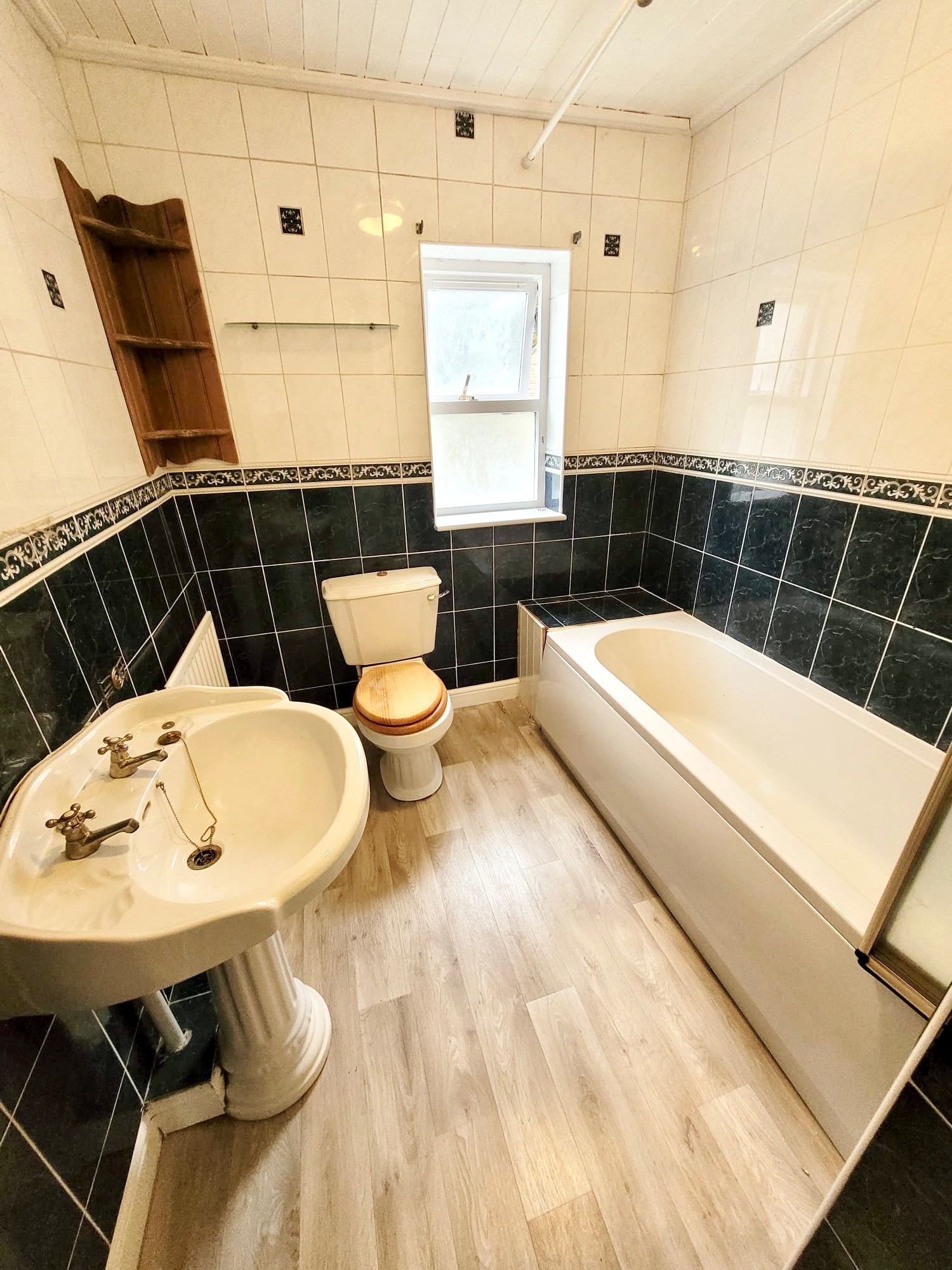 3 bedroom semi-detached house Let Agreed in Luddenden - Photograph 13