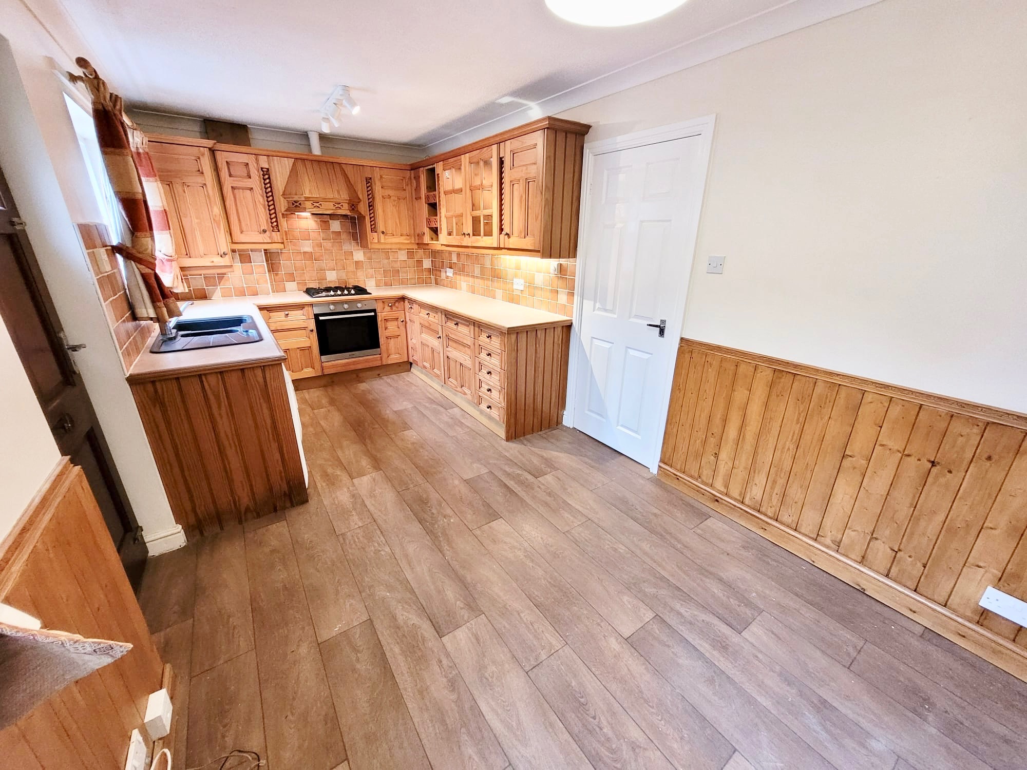 3 bedroom semi-detached house Let Agreed in Luddenden - Photograph 4