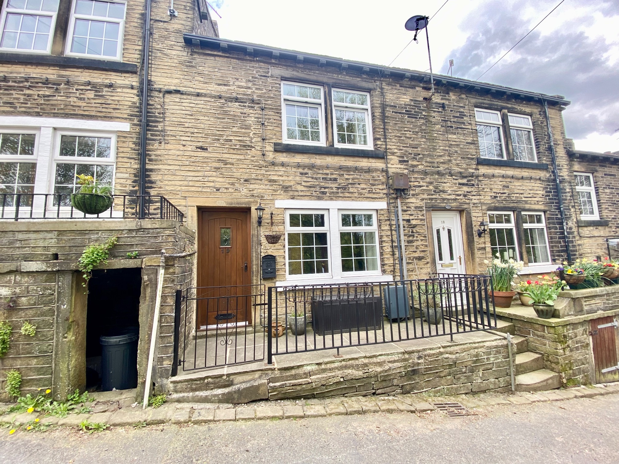 2 bedroom cottage house For Sale in Halifax - Photograph 1