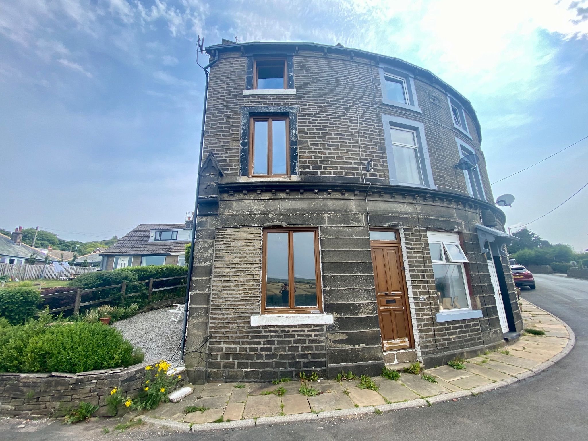 2 bedroom end terraced house For Sale in Hebden Bridge - Photograph 1