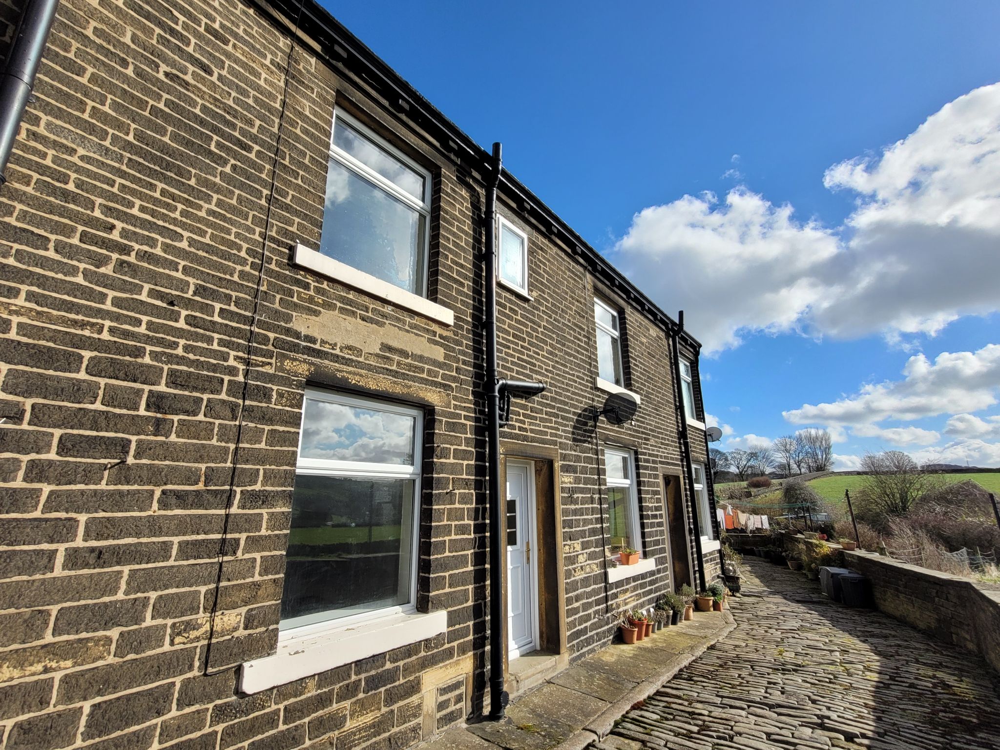 Lane Ends, Midgley, HX2 6TU 2 bedroom cottage house For Sale in